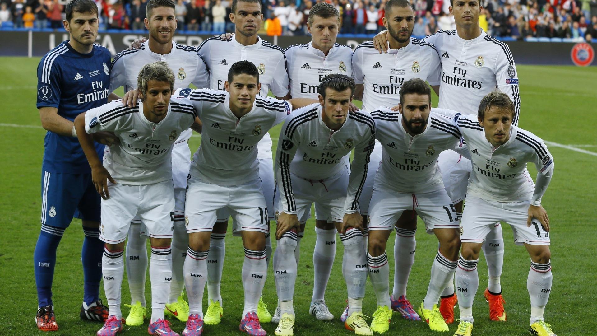 每体:亚马尔遭破坏壁画被原作者重新修复,七个小矮人被覆盖